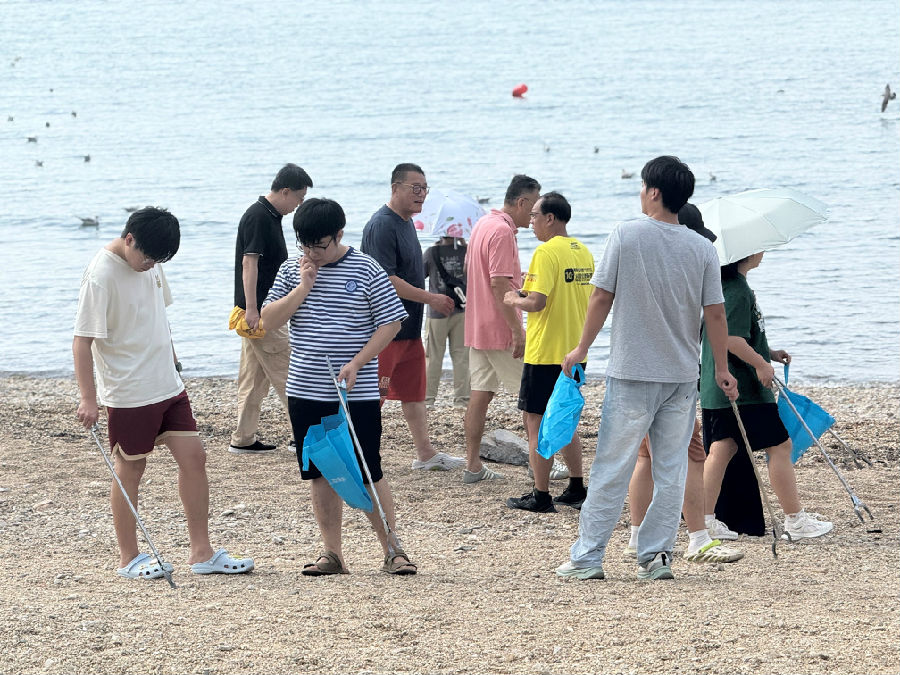 1.志愿者在大连星海浴场参加清洁沙滩活动.jpg