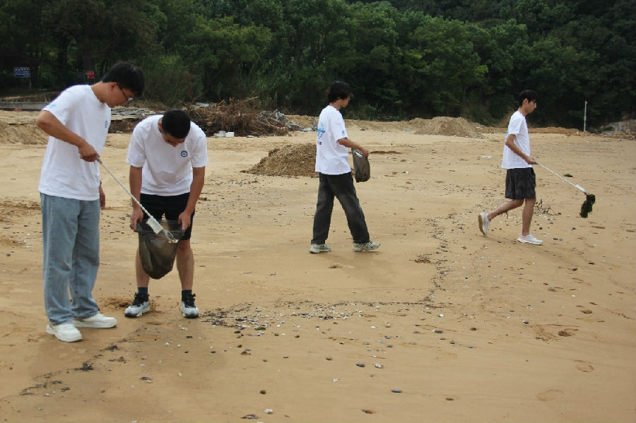 3.浙江海洋大学的大学生在舟山参加清洁沙滩活动.jpg
