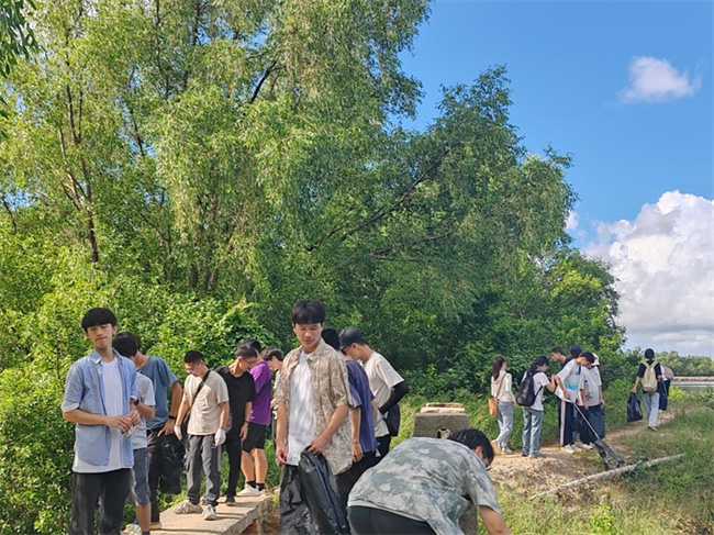 5.广东海洋大学的大学生在湛江参加清洁沙滩活动.jpg