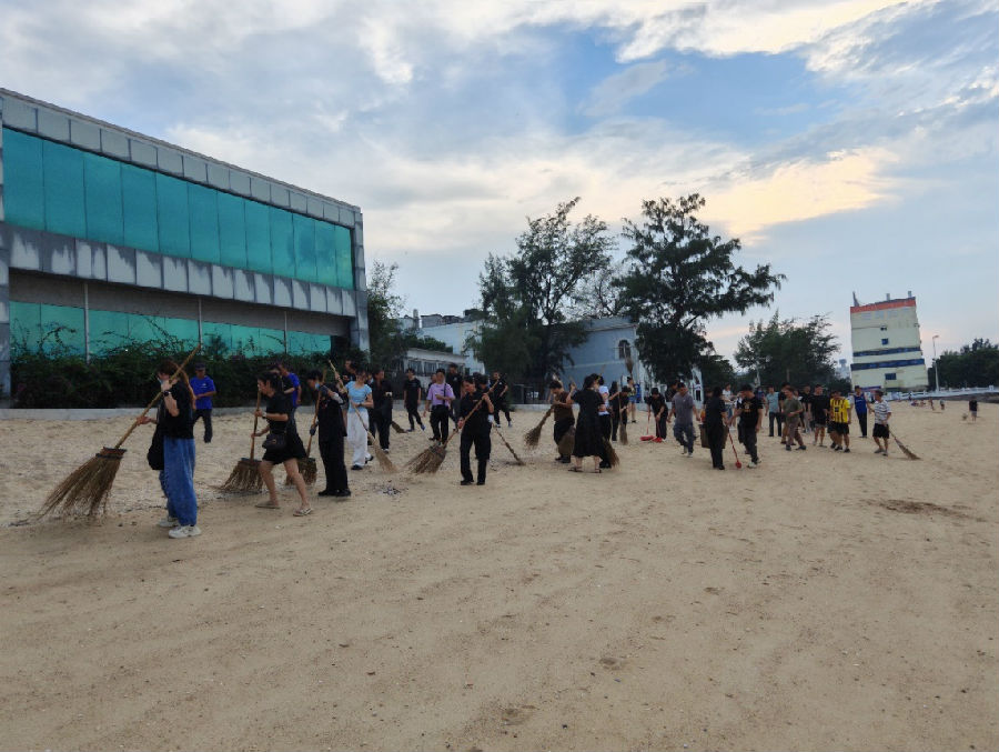 7.志愿者在广西北海参加清洁沙滩活动.jpg
