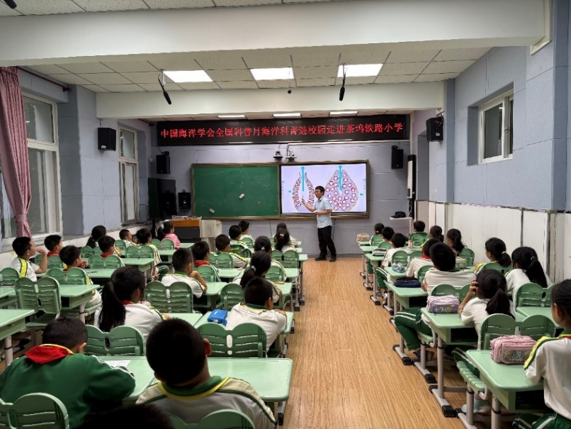 5.兰晓东教授给学生做科普讲座时的活动照片.jpg